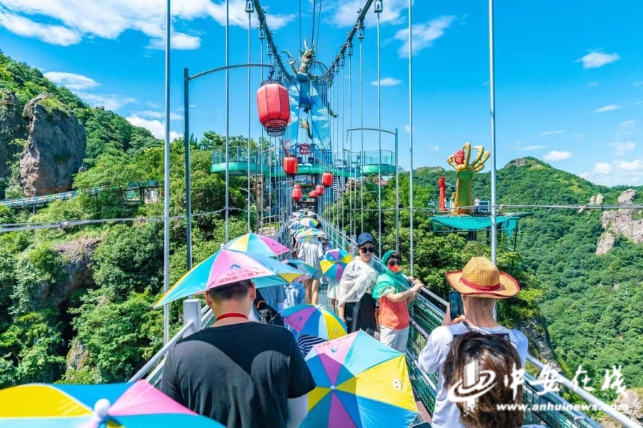 安徽蕪湖：暑期出游“熱” 景區贈送“哈哈傘”